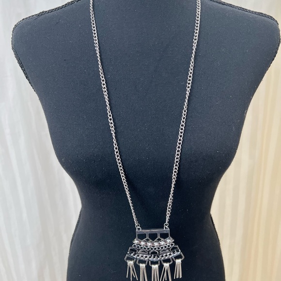 Very modern silver fringe necklace with crystal accent new with no tags - Picture 2 of 6